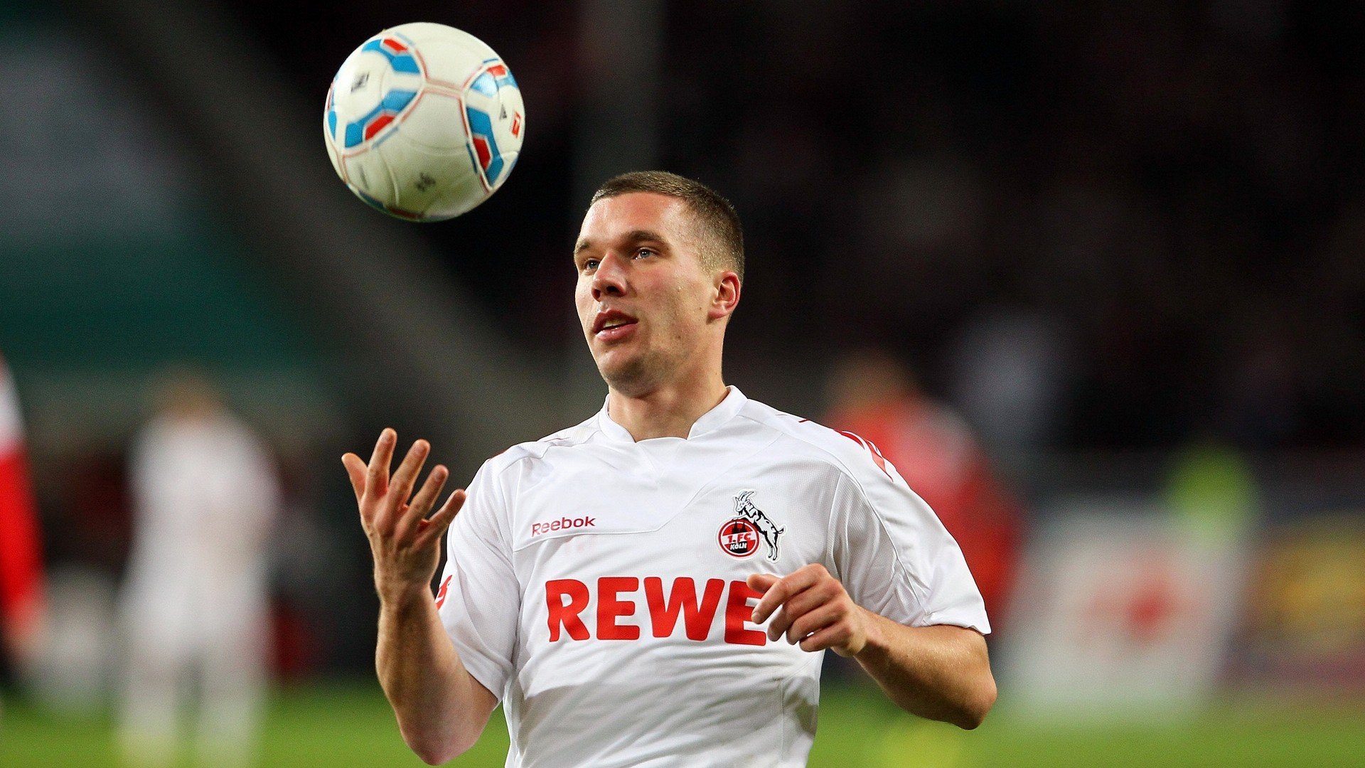 足球赛场焦点！葡萄牙队对阵法国队，强强对话引爆全球球迷关注