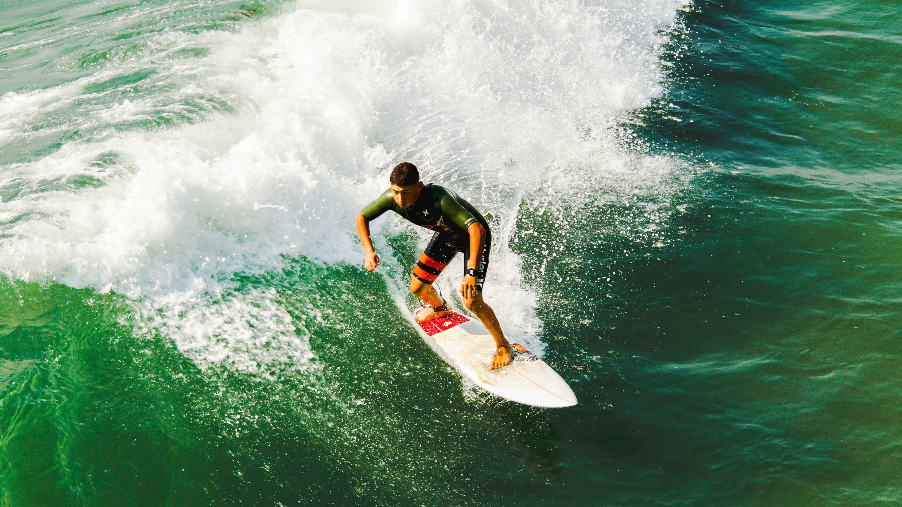 F1赛车赛场焦点！荷兰队对阵德国队，关键一战，双方鏖战至最后一刻